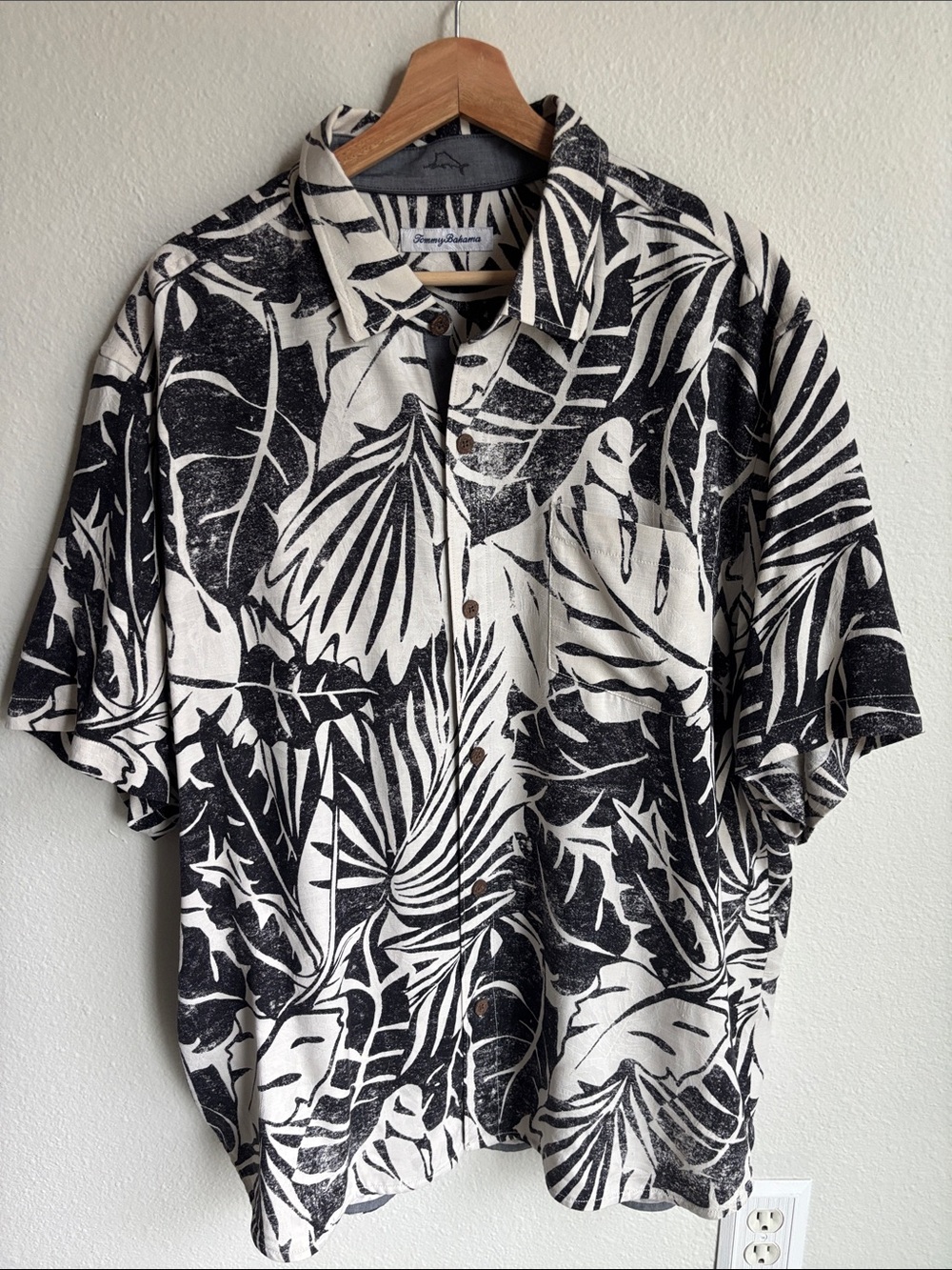 TOMMY BAHAMA Mens Silk Shirt Black White Bold Hawaiian Print XL